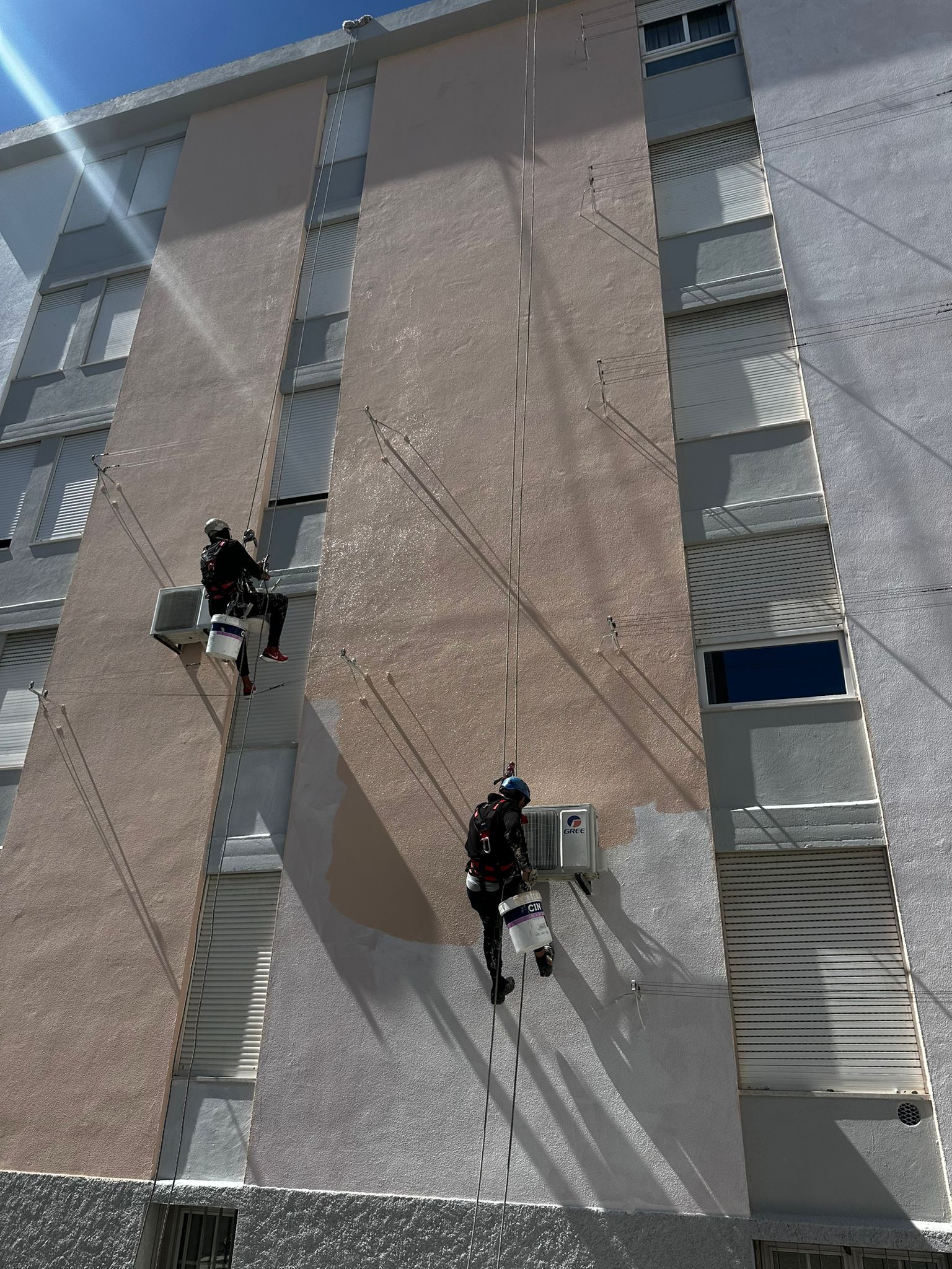 The Akhtar's pintura vertical team